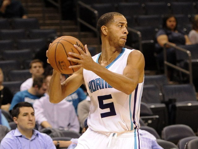 Report: Bulls showing interest in Robinson, James, Pargo