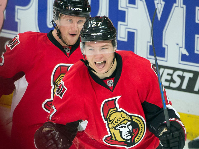VIDEO: Senators' Curtis Lazar eats hamburger thrown on the ice