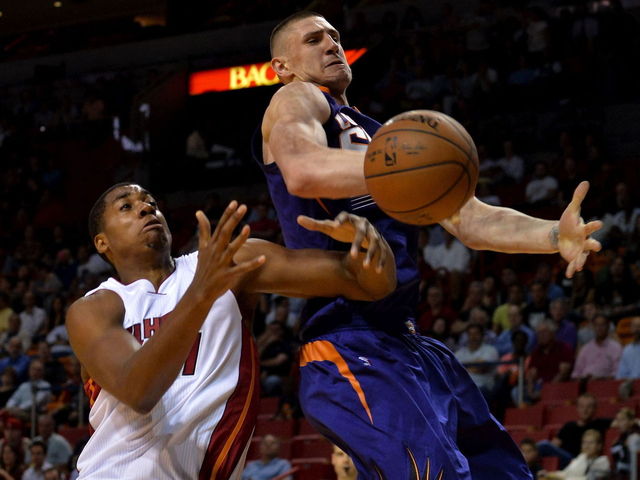 VIDEO: Whiteside dunk on Suns' Len leads to wrestling match, ejections