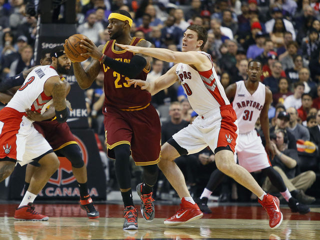 LeBron dishes 14 dimes as Cavs top Raptors in Wednesday thriller