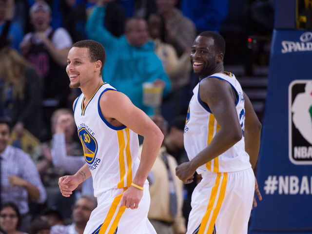 VIDEO: Warriors leave Grizzlies helpless with beautiful 'elevator doors' variation