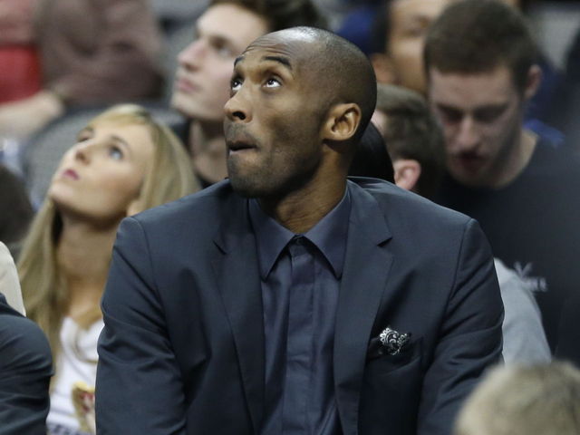 PHOTO: Kobe Bryant joins Lakers on bench for 1st time since surgery