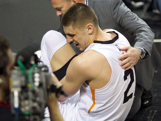 Suns' Len suffers another sprained ankle