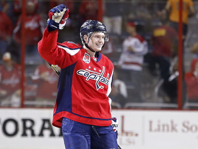 VIDEO: Capitals' Kuznetsov bats puck out of air for 1st career playoff goal