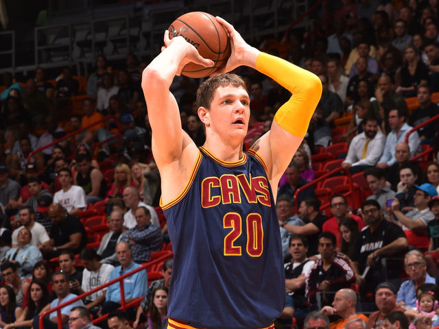 VIDEO: Irving sets up Mozgov for massive alley-oop slam