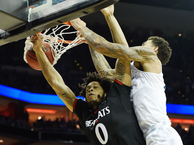 VIDEO: Willie Cauley-Stein destroys both Quadri Moore and the rim