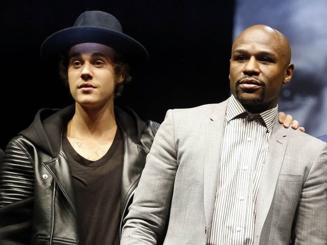 PHOTO: Justin Bieber walks Mayweather into his final fight