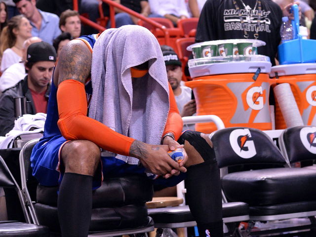 Report: Carmelo Anthony avoiding Knicks bench for fear of injury