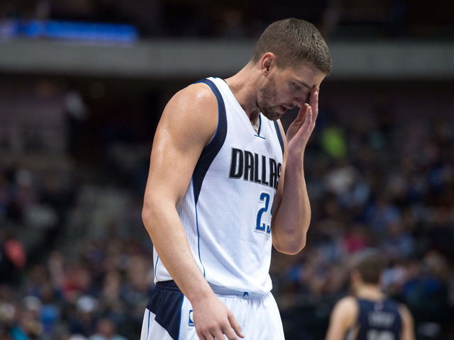 Mavericks' Parsons to miss 2nd straight game with swollen knee