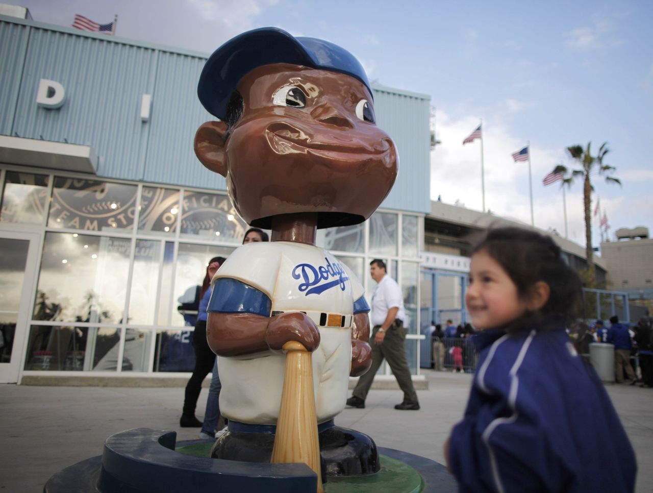 MLB: Jackie Robinson gets statue at Dodger Stadium