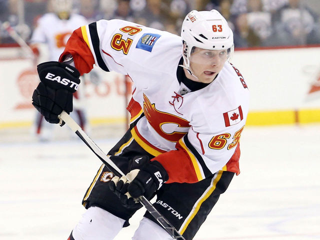 Flames to burn 1st year of Bennett's contract so he can play Game 3 vs. Ducks