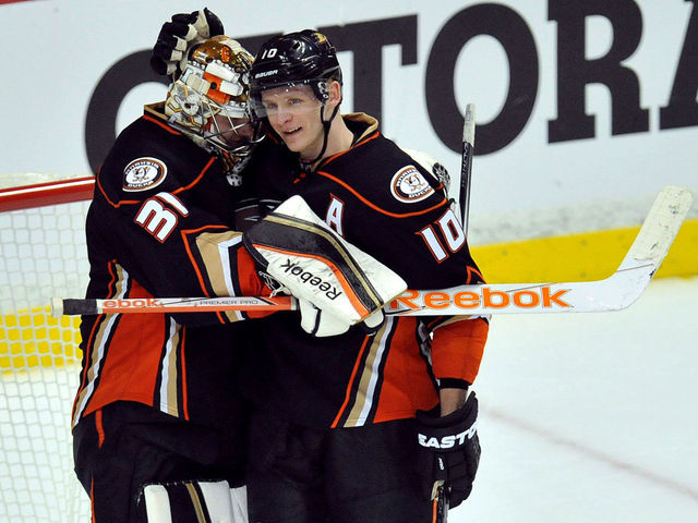 Corey Perry's 4-point night helps Ducks complete 3rd-period comeback over Jets