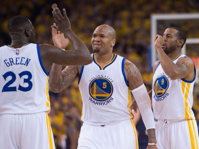 VIDEO: Draymond Green finds Andre Iguodala for transition alley-oop