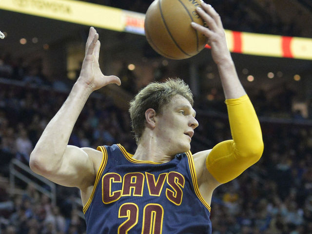 Report: Cavaliers' Mozgov won't sign an extension this summer