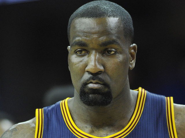 VIDEO: Cavs' Perkins hit with flagrant for shot on Crowder