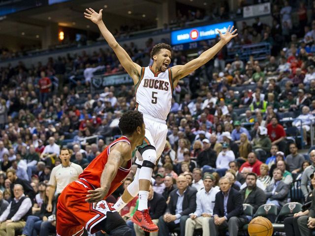 Carter-Williams, Bucks lock down Bulls to force Game 6