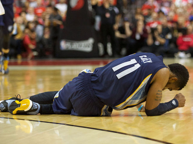 VIDEO: Draymond Green clips Mike Conley's injured face