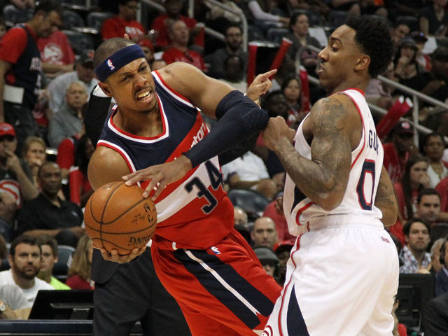 Wizards come from behind to beat cold-shooting Hawks in Game 1