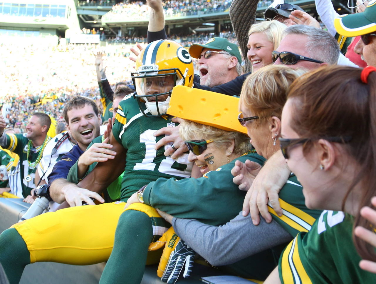 Washington Redskins: Protesters decry team's name at Lambeau Field