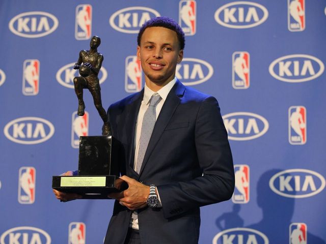 VIDEO: Curry presented with MVP award in front of Oracle crowd