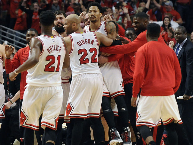 Rose banks in game-winning 3, Butler shuts down LeBron as Bulls take Game 3