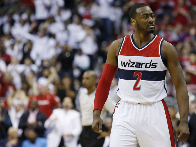 VIDEO: John Wall fearlessly attacks the basket despite fractured hand