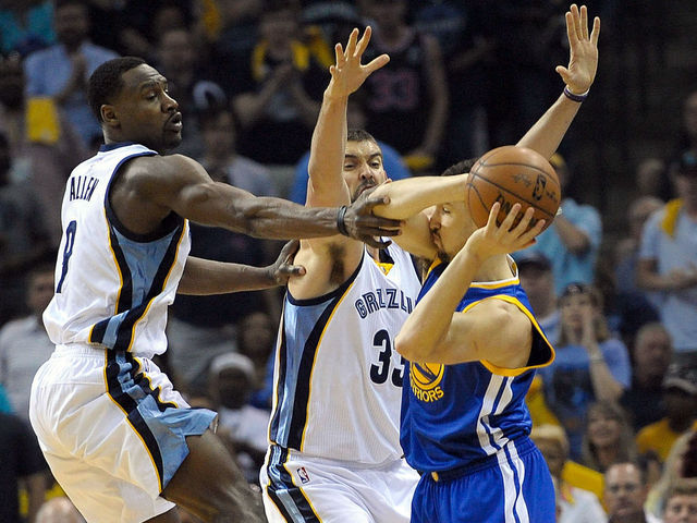 Grizzlies lock down Warriors in front of raucous home crowd, take 2-1 series lead