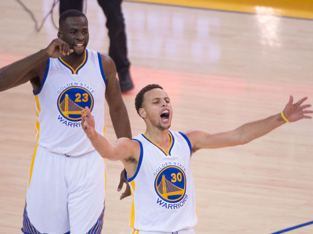 VIDEO: Steph Curry ends 3rd quarter with 3/4-court heave