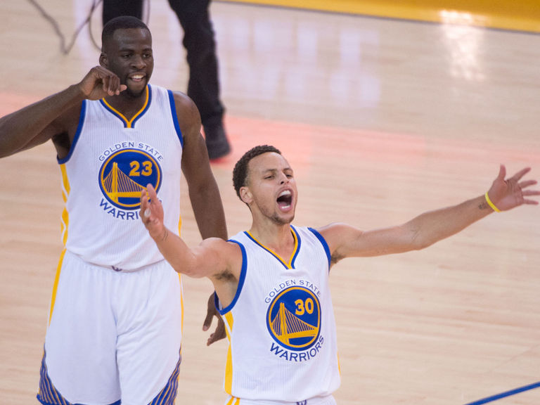 VIDEO: Curry caps big quarter with filthy pull-up 3, becomes fastest to