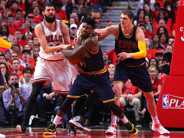 VIDEO: Mirotic receives flagrant-1 for clotheslining Shumpert