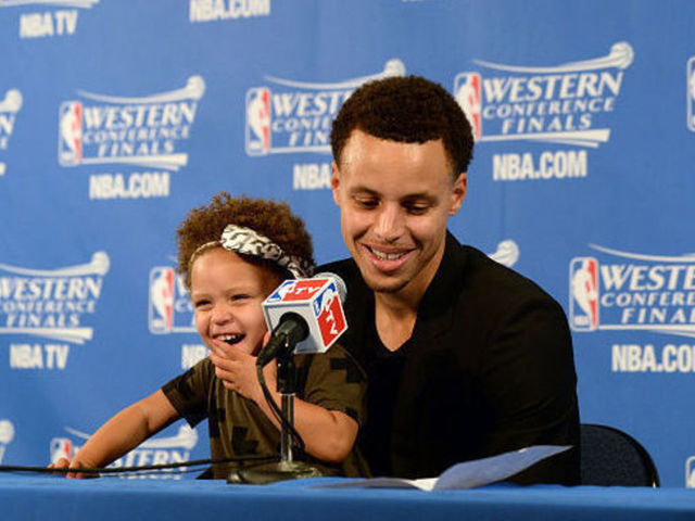Reporter suggests players' kids be banned from podium, Internet reacts