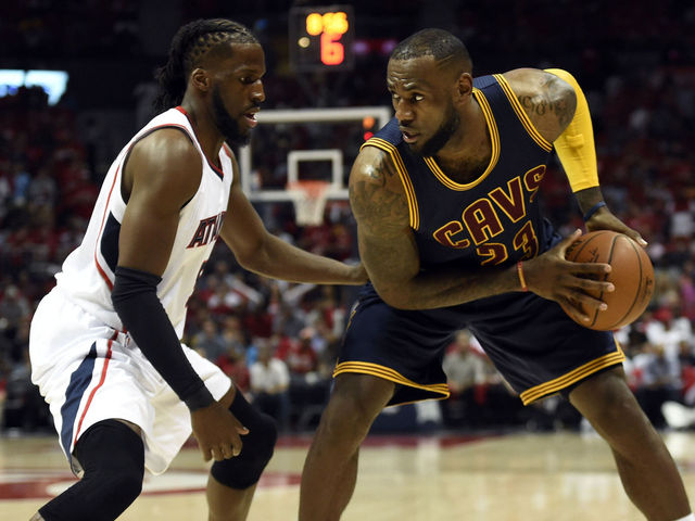 VIDEO: LeBron James throws beautiful wrap-around pass to Iman Shumpert