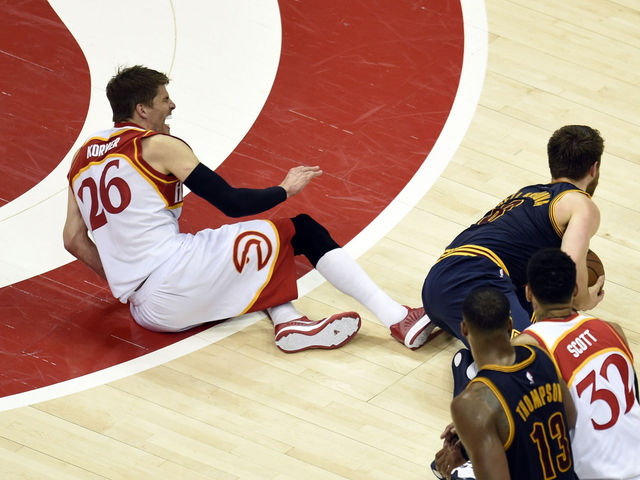 Hawks' Kyle Korver forced from Game 2 with ankle injury