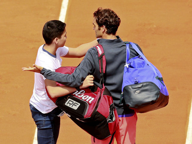 Federer 'not happy' after young fan eludes security, tries to take selfie on court at French Open
