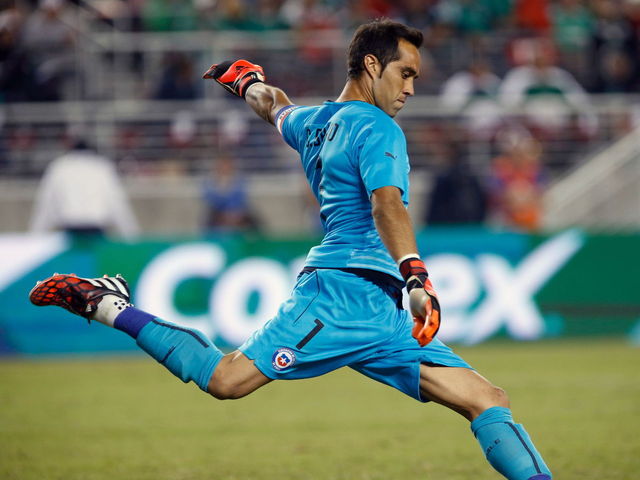 Bravo arrives in Manchester ahead of reported £17M City move