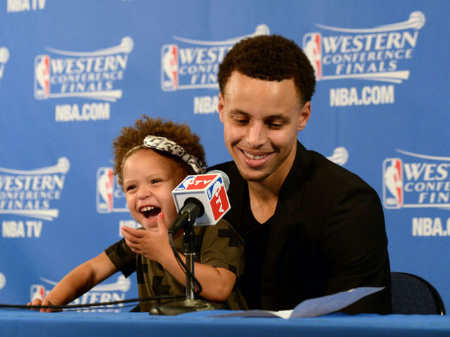 VIDEO: Riley Curry celebrates with dad's hand gestures, crashes press conference