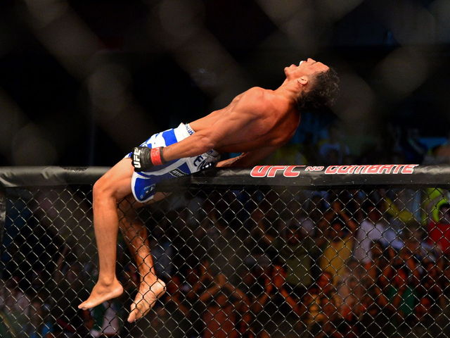 Charles Oliveira submits Nik Lentz in incredible bout