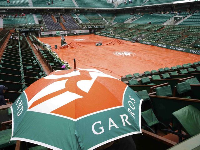 VIDEO: French Open match delayed after spectators hit by sheet of metal from scoreboard