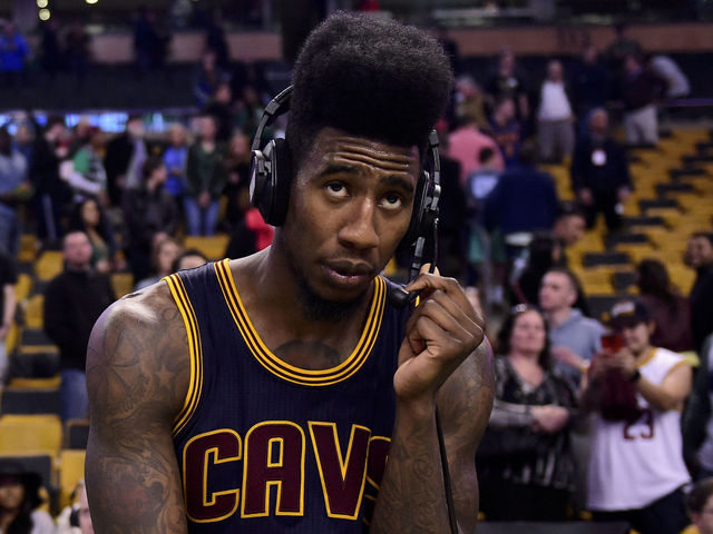 VIDEO: Iman Shumpert eats vicious Andrew Bogut screen at half-court
