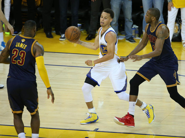 NBA Finals Game 2: Curry feeds Barbosa with beautiful behind-the-back pass (VIDEO)