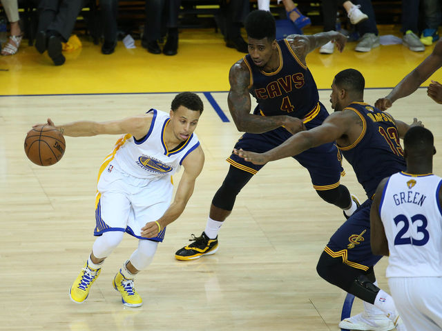 NBA Finals Game 2: Steph Curry freezes Cavs' defense with ridiculous handle (VIDEO)