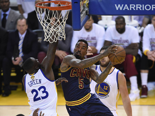 VIDEOS: Cavaliers' Smith, Warriors' Curry trade crazy layups