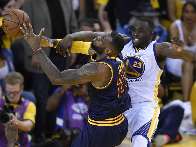 VIDEO: Warriors' Green smacks Cavaliers' James in the face on layup attempt
