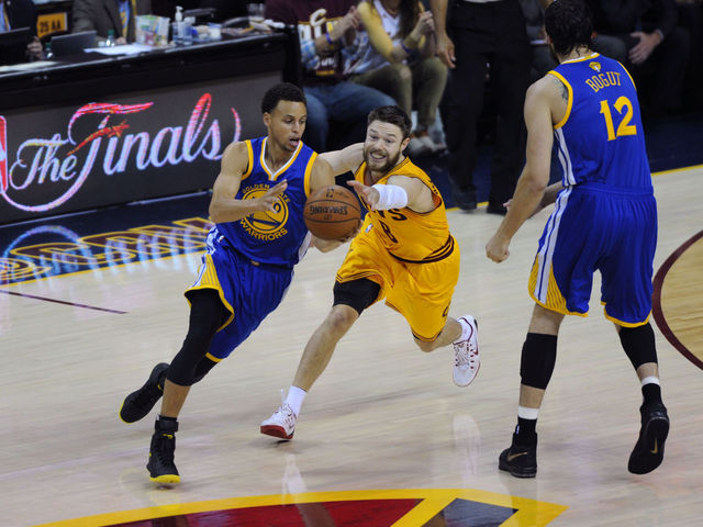 VIDEO: Dellavedova targets Draymond Green's legs after bone-rattling screen