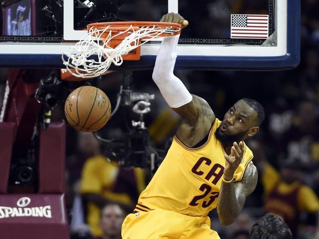 NBA Finals: LeBron finishes enormous alley-oop from Dellavedova (VIDEO)