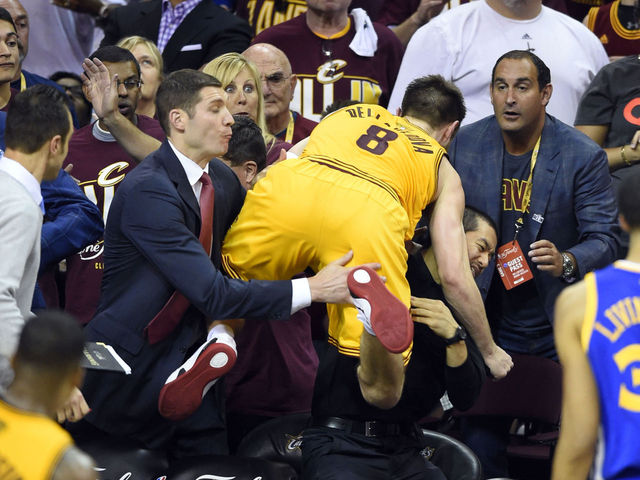 VIDEOS: Contact doesn't phase Cavs' Dellavedova, nails off-balance floater