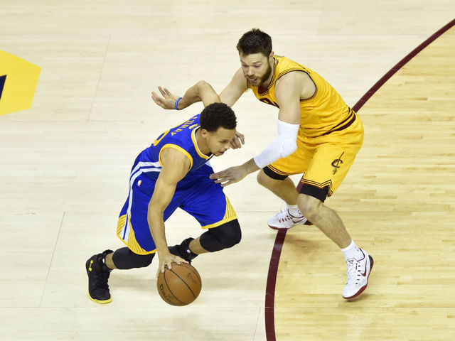 NBA Finals: Curry shoves Dellavedova after high-five interrupted (VIDEO)