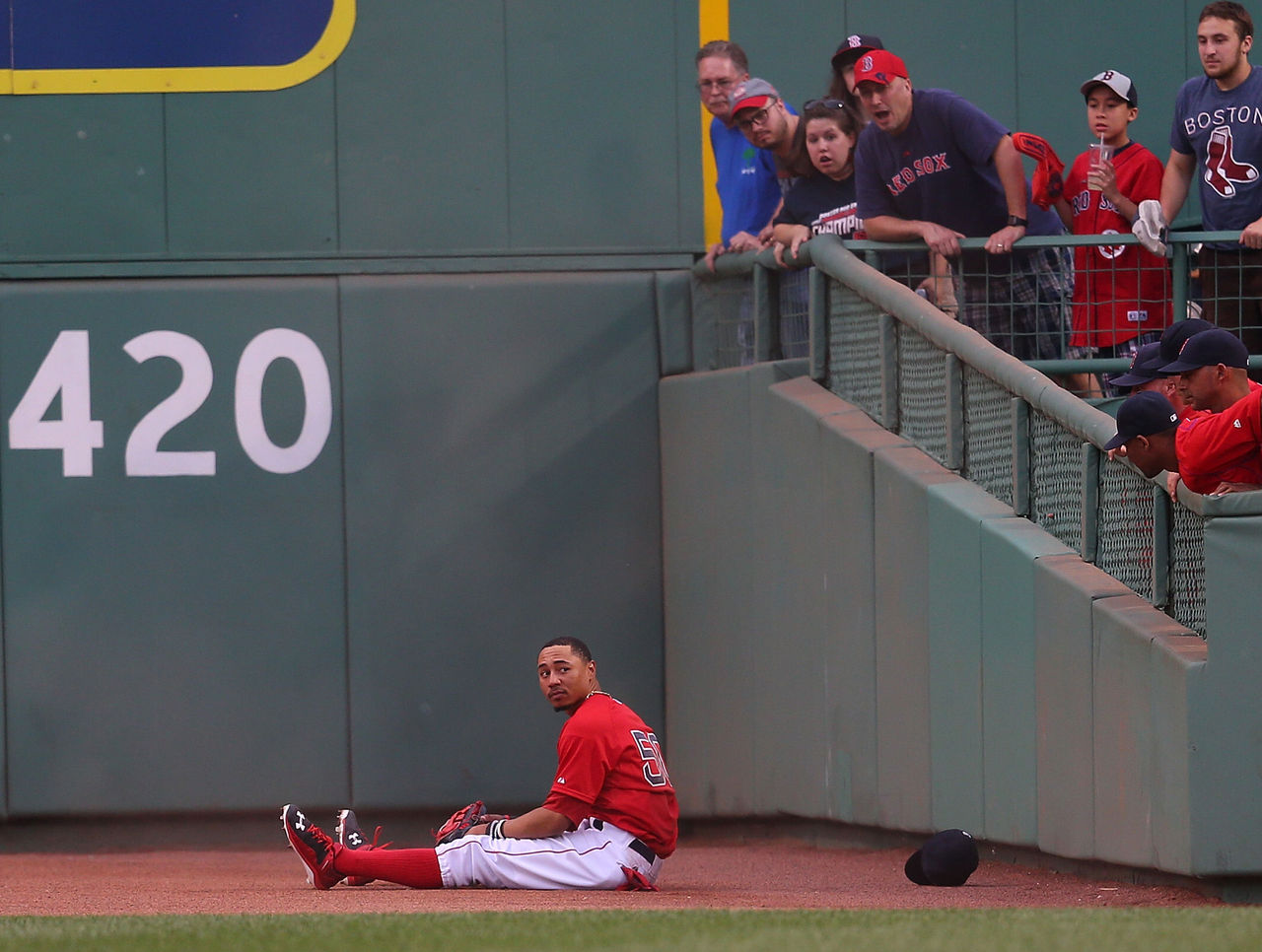 Mookie runs into wall, sprains lower back