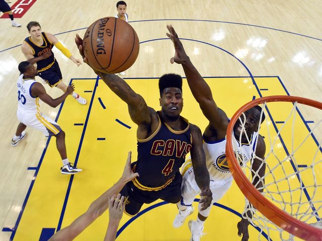 VIDEO: Cavs' Shumpert slithers past Barbosa, misses easy layup