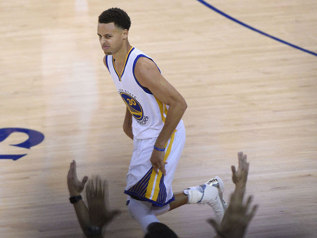 Curry scores 37 to give Warriors 3-2 series lead